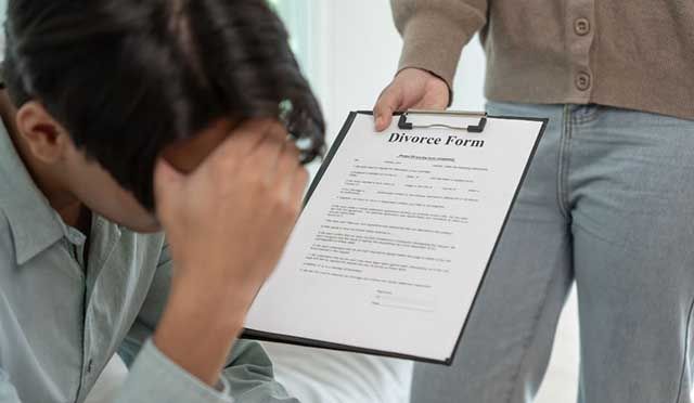 Vợ hoặc chồng đều có quyền yêu cầu Tòa án giải quyết ly hôn