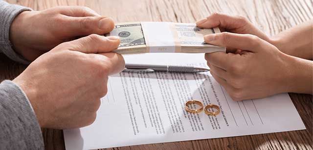 Phí giải quyết ly hôn là toàn bộ khoản tiền mà vợ, chồng hoặc các bên liên quan phải nộp cho Tòa án và các cơ quan, tổ chức có thẩm quyền khi yêu cầu ly hôn