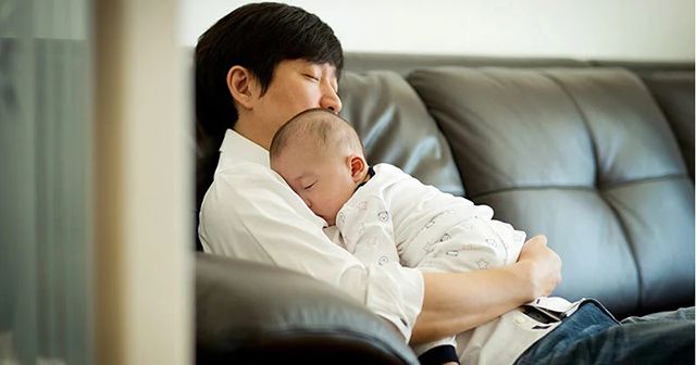 Người cha có cơ hội nhận quyền nuôi dưỡng nếu chứng minh được việc ở với mẹ sẽ gây bất lợi cho sự phát triển của đứa trẻ