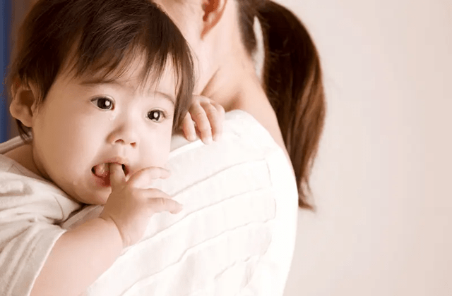 Con dưới 36 tháng tuổi được giao cho mẹ trực tiếp nuôi