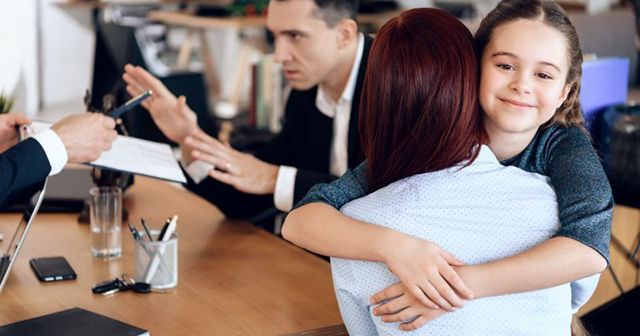 Khi ly hôn, vợ chồng có thể tự thỏa thuận về việc ai là người trực tiếp nuôi con