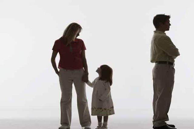 Ly hôn khi có 3 con: Quyền nuôi con, cấp dưỡng & thủ tục 3 Khi con đủ 7 tuổi trở lên, con có quyền lựa chọn theo mẹ hoặc bố