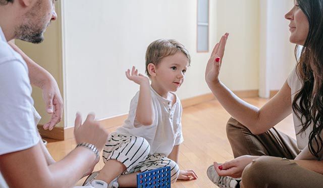 Ly hôn khi có 3 con: Quyền nuôi con, cấp dưỡng & thủ tục 4 Người được giao quyền nuôi con thường là người chứng minh được mình có điều kiện về thu nhập, môi trường sống…
