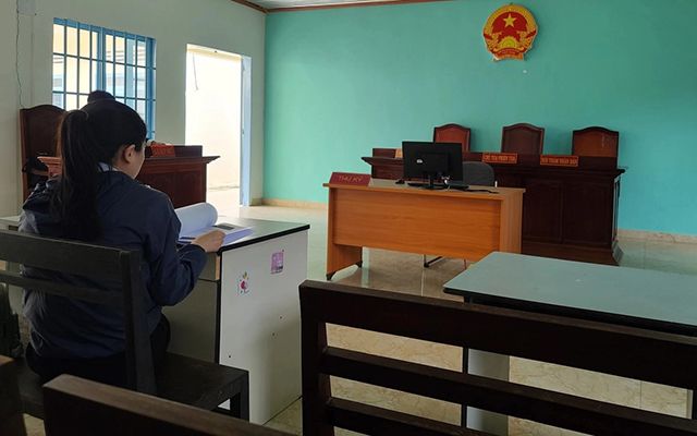 Vợ/chồng cố tình trốn tránh, không chịu ra Tòa